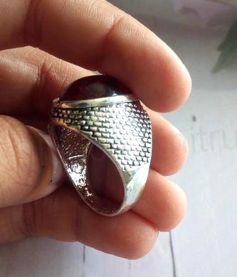 Ozdobný prsten s červeným kamenem (BP471)