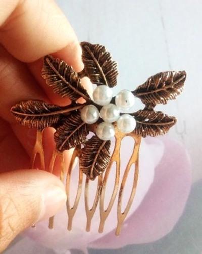 Vintage, retro hřebínek do vlasů s rukojetí kytička (H598)