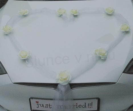 Svatební dekorace, girlanda na auto s bílými růžemi (E965)