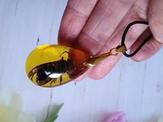 Jantarový přívěšek s hmyzem černá včela na kožené šňůrce (PP205)