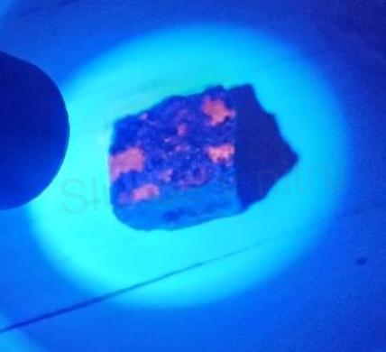 Yooperlit – UV ohnivý kámen, surový 31,8 g (X1861)