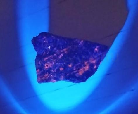Yooperlit - UV Ohnivý kámen - surový 20,5 g (X1862)