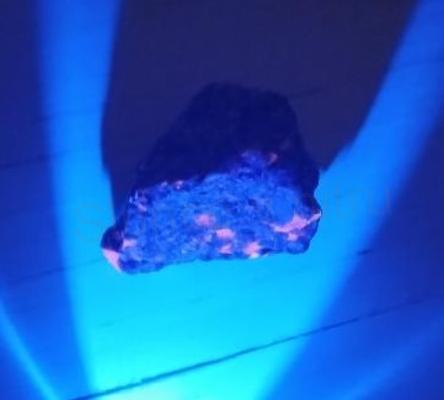 Yooperlit – UV ohnivý kámen, surový 30,3 g (X1863)