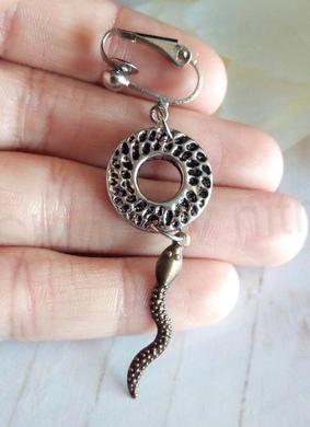 Náušnice klipsy s ozdobou a hadem (BB856)