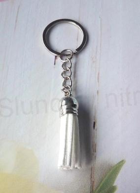 Přívěsek na klíče - kožený střapec bílý (D992)