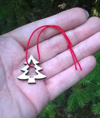 Dřevěné výřezy - závěsná ozdoba stromek - 3 kusy v balení střední (V203)