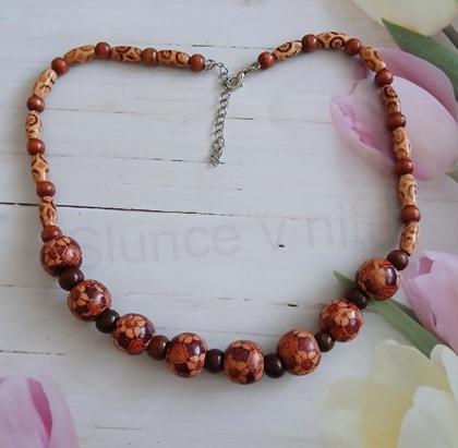 Dřevěný korálkový náhrdelník na zapínání (BD902)