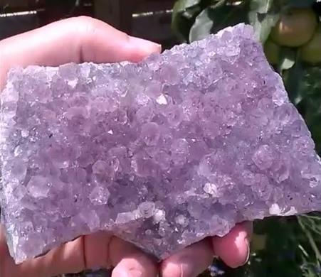 Ametyst drúza narostlá v chalcedonu 290 g (Brazílie) (X1905)