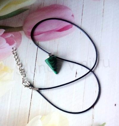 Minerální náhrdelník s malachitem ve tvaru šipky (X1943)