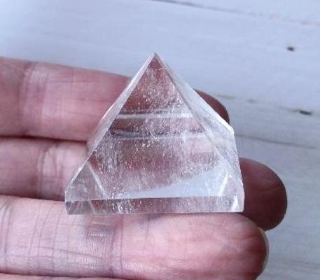 Broušená křišťálová pyramida 34 x 30 mm | 36 g (X1972)