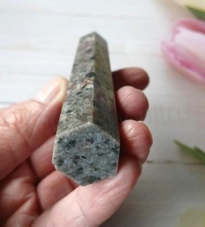 Yooperlit – UV ohnivý kámen, broušená špice 105 mm | 75 g (X1991)