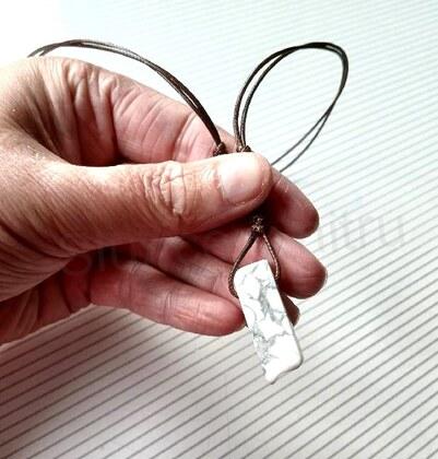 Magnezitový (Howlitový) náhrdelník na nastavitelné šňůrce (X2014)