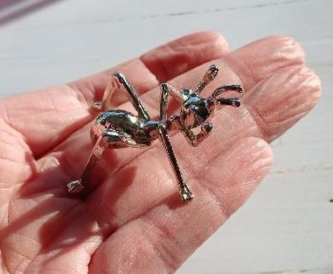 Kovový podstavec mravenec stříbrný (AE47)