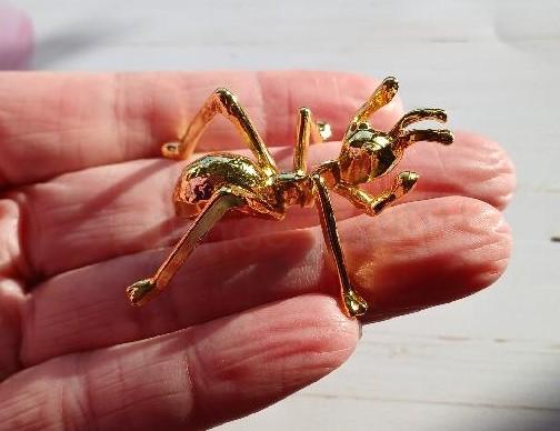 Kovový podstavec mravenec zlatý (AE49)