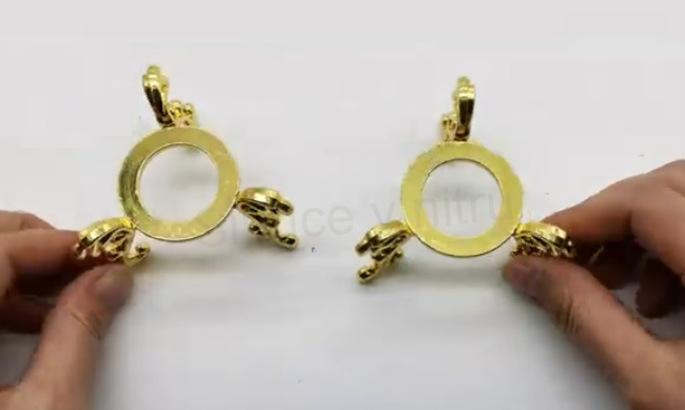 Kovový podstavec na křišťálové koule zlatý (AE51)