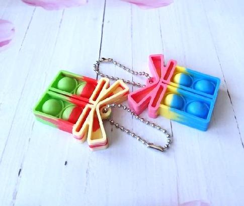 Klíčenka, přívěšek na klíče Fidget s Pop it Toys Krabička s mašlí (D1107)