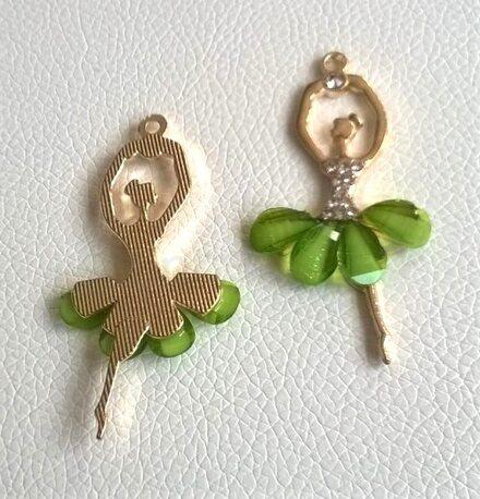 Přívěsek baletka, tanečnice s pryskyřicí a kamínky | 5,9 x 3 cm zelený (AA341)