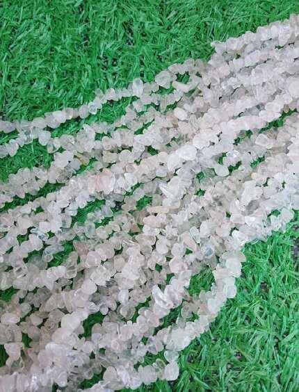 Růženín | křemenné zlomky 5 - 8 mm, šňůra 79 - 81 cm světlý (X2025)