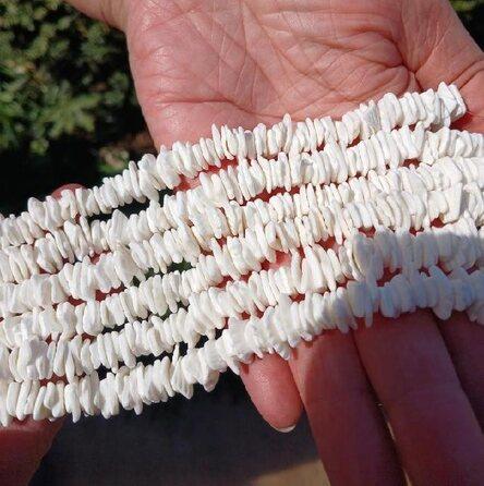 Minerální bílé korálky z mušlí, šňůra cca 19 cm | sekané (X2026)
