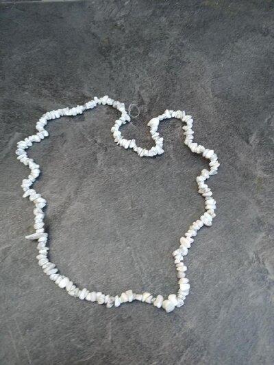  Howlite zlomky 4 - 10 mm, šňůra cca 80 - 81 cm (X2029)