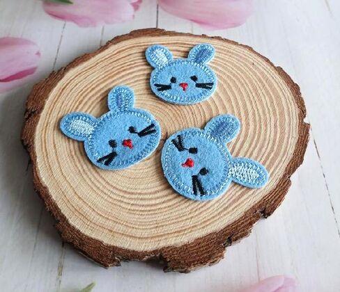 Nášivka, nažehlovačka králíček, zajíček světle modrý 4,4 x 4 cm (C785)