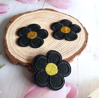 Nášivka kytička černá 5,3 x 5,4 cm (C802)