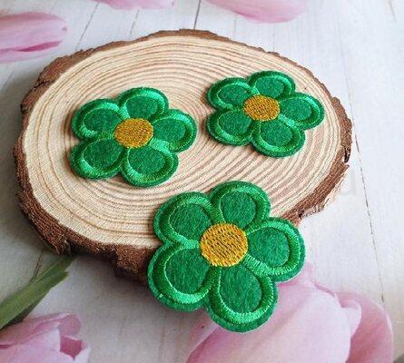 Nášivka kytička tmavě zelená 5,3 x 5,4 cm (C811)