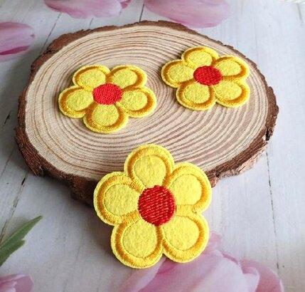 Nášivka kytička žlutá 5,3 x 5,4 cm (C812)