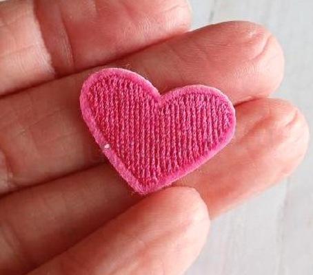 Nášivka, nažehlovačka srdce 2,6 x 1,9 cm | 5 kusů (C840)