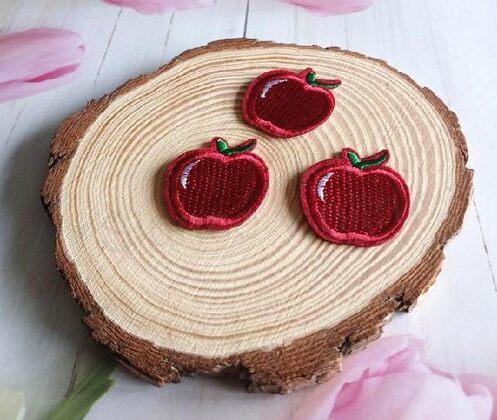 Nášivka, nažehlovačka jablko červené tmavé 3,4 x 3,7 cm (C849)
