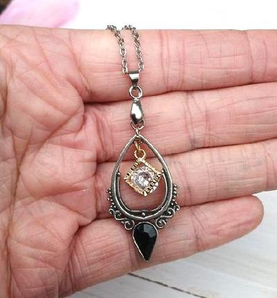 Řetízkový náhrdelník se zirkonem a ozdobou (BD914)