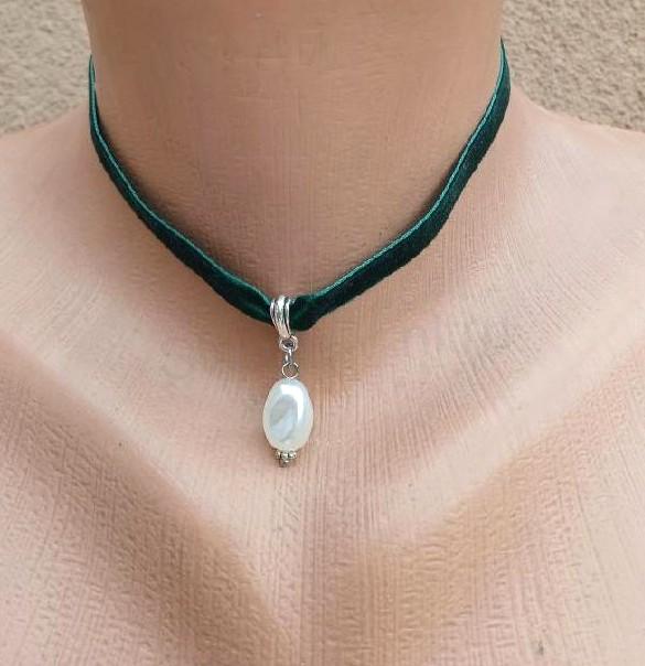 Náhrdelník choker sametový s perlou zelený (BD926)