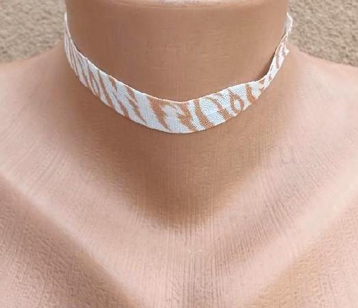 Náhrdelník choker zebra pružný krátký hnědý (BD930)