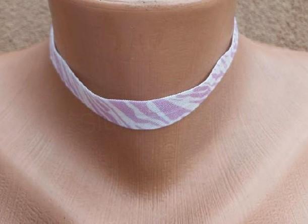 Náhrdelník choker zebra pružný krátký fialový (BD931)