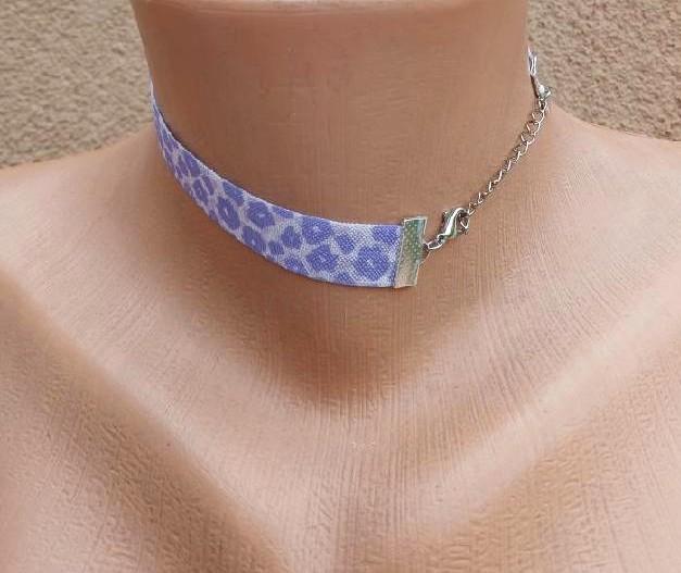 Náhrdelník choker kytičkovaný pružný krátký fialový (BD933)