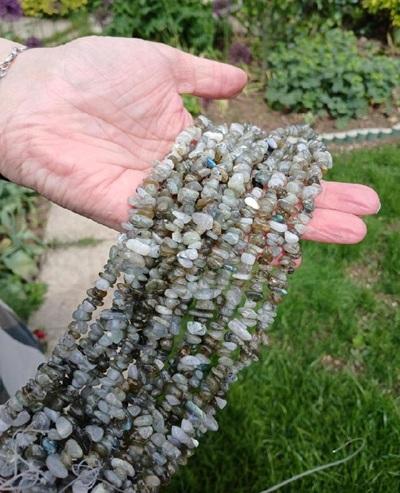  Labradorit zlomky 5 - 8 mm, šňůra cca 79 - 81 cm (X2061)