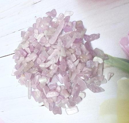 Kunzit spodumen zlomky 5 - 18 mm, bez díry 10 g (X2065)