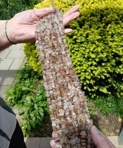 Rutil zlomky 6 - 14 mm, šňůra cca 79 - 81 cm (X2069)