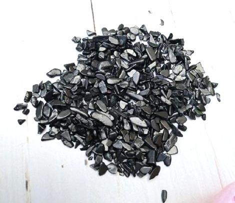 Šungit zlomky 3 - 5 mm, bez díry 10 g (X2073)