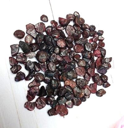 Granát zlomky 2 - 8 mm, bez díry 10 g (X2074)