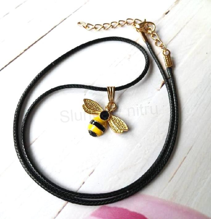Náhrdelník smaltovaný včela, včelka - voskovaná šňůrka (BD959)