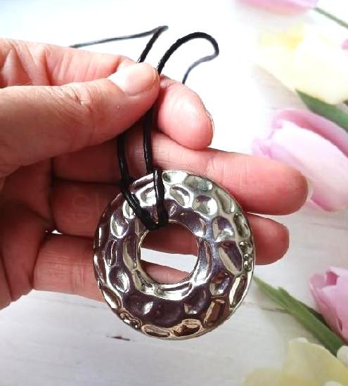 Náhrdelník s nerezovým donutem na kožené šňůrce (BD962)