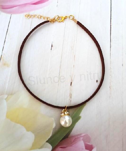 Náhrdelník choker kůže - bílá kulička s kamínky (BD974)