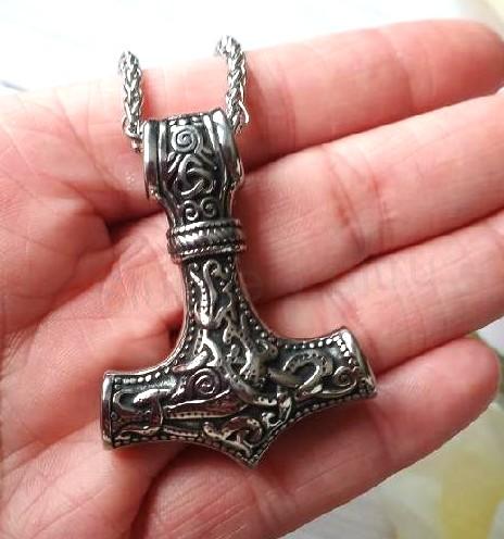 Nerezový náhrdelník s přívěskem Thorovo kladivo (BD963)