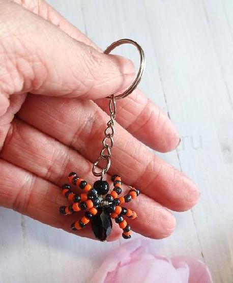Klíčenka, přívěsek na klíče korálkový pavouk (H690)