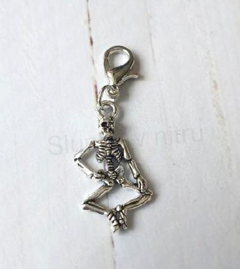 Přívěsek kostlivec s karabinkou 37 x 13 mm (AA406)