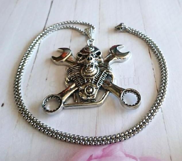 Nerezový náhrdelník s přívěskem Moto klíče a lebkou (BD997)