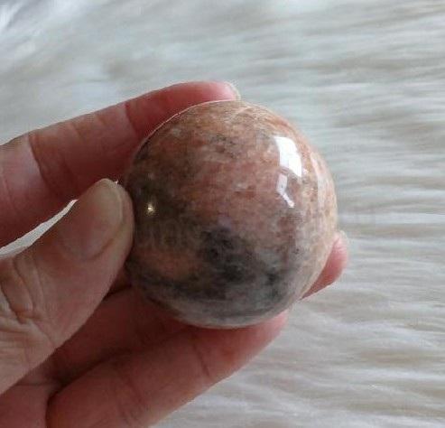 Sluneční kámen koule leštěná 52 mm | 195 g (X2161)