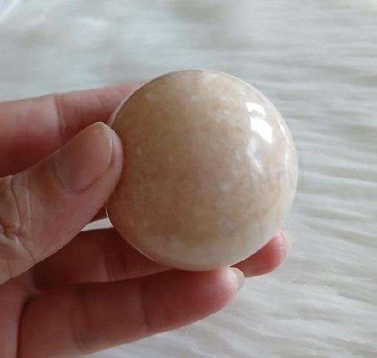 Sluneční kámen koule leštěná 51 mm | 196 g (X2163)