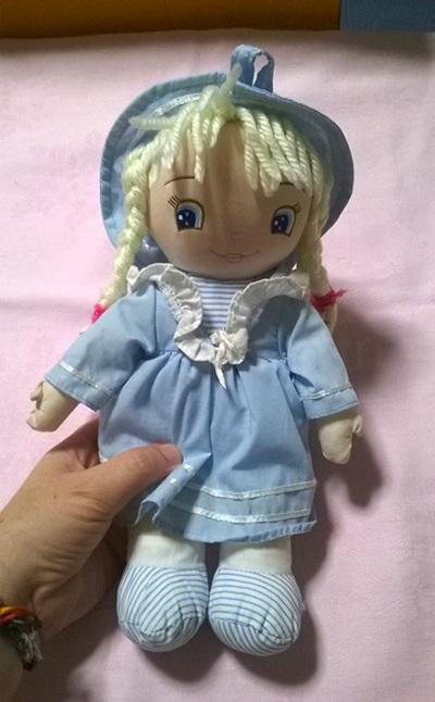 Látková panenka Adélka se žlutými vlasy 32 cm (D1142)